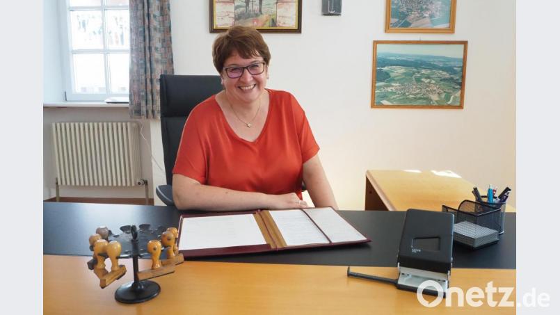 Anita Forster fühlt sich wohl auf dem Chefsessel im Dieterskirchener Rathaus und ist zufrieden mit den ersten 100 Tagen im Bürgermeisteramt. Bild: bl
