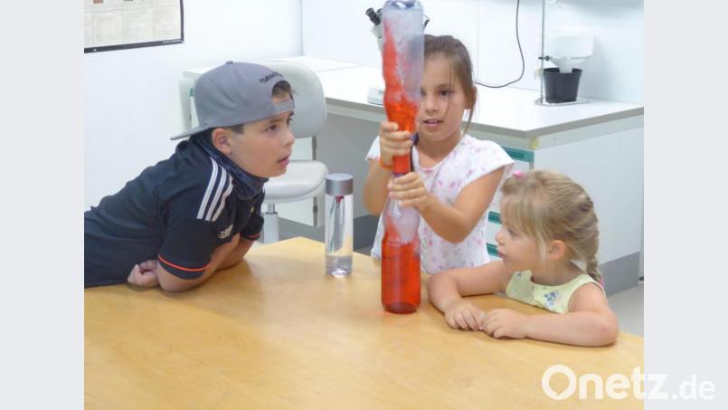 Luisa schafft es, das rote Wasser nach unten fließen zu lassen. Bild: fsb