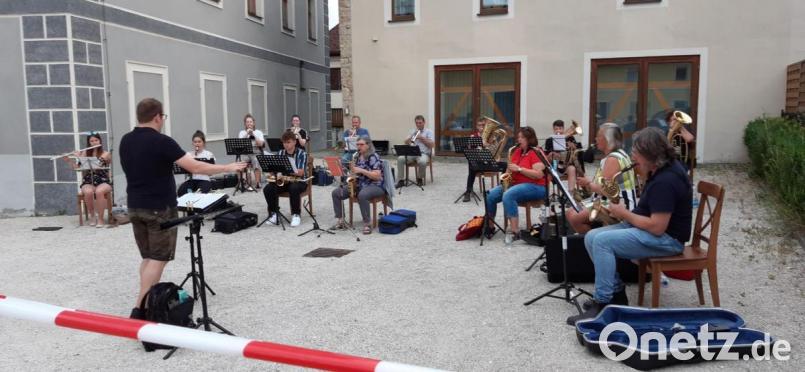 Proben hinterm Absperrband statt dem großen Auftritt beim Marktfest: Den Aktiven der Blaskapelle St. Ägidius macht es trotzdem Spaß, wieder in der Gemeinschaft zu musizieren. Bild: bö
