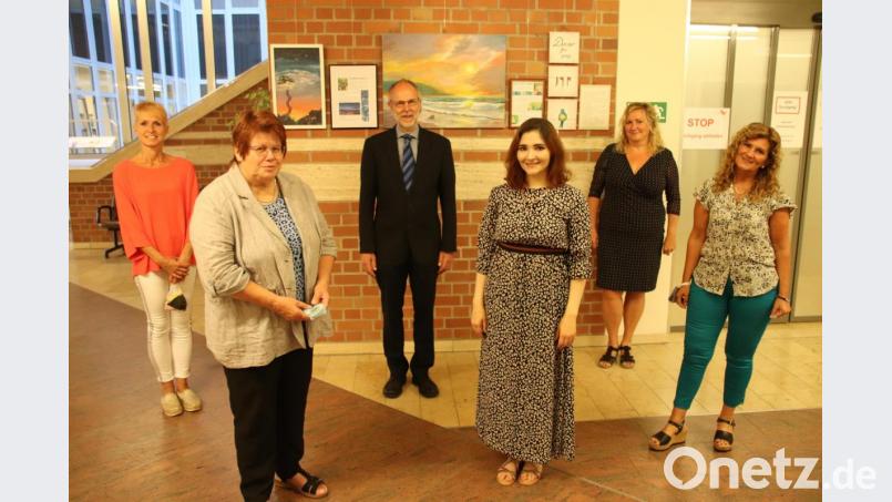 Die kleine Kostprobe im Erdgeschioss macht neugierig auf die Ausstellung im ersten Stock mit Werken von Claudia Schlosser (links), Thuraya Nahle (Vierte von links) und Ute Büttner (Fünfte von links). Darüber freuen sich Sieglinde Konhäuser (Zweite von links) und Claudia Harris (rechts) von der Kunst- AG sowie Vorstand Klaus Emmerich (Dritter von links). Bild: cog