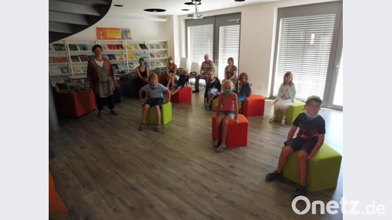 Sehr aufmerksam sind die Kinder bei der Sache, als Margarete Mildner (links) im Hahnbacher Buchhaus Märchen erzählt. Bild: ibj