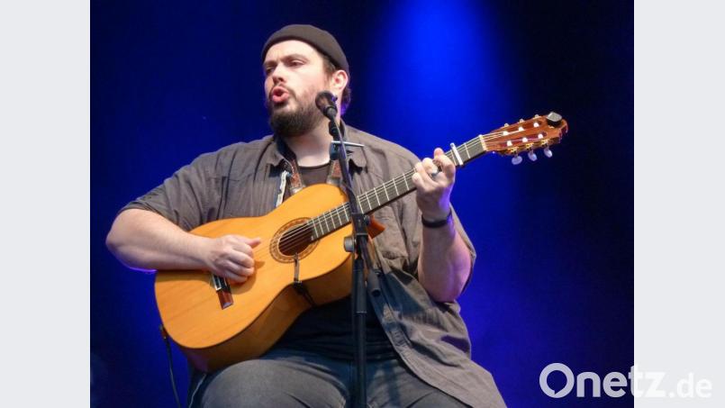 Liedermacher und Geschichtenerzähler: Mathias Kellner (35) bei der ersten Palazzo-Song-Nacht. Bild: Wilhelm Amann