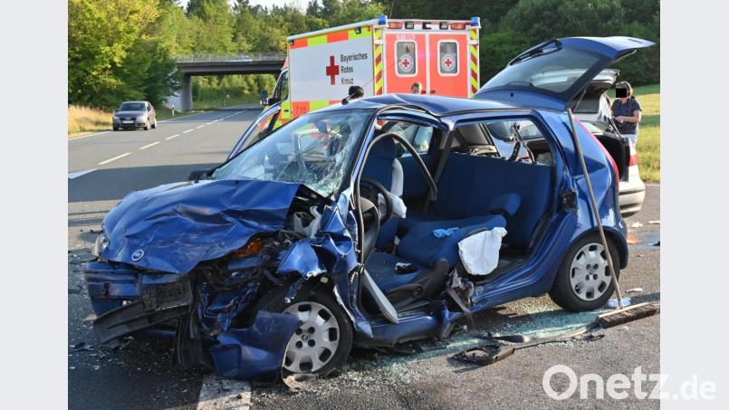 Bei einem Unfall auf der B 85 ist ein Auerbacher in seinem Auto eingeklemmt worden. Die Feuerwehr musste die Fahrerseite aufschneiden, um ihn zu befreien. Bild: gf