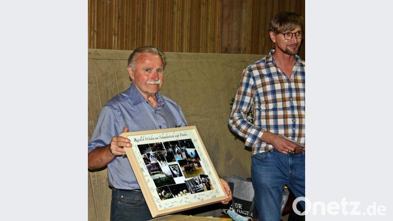 Ralph Schuh (links) wird als langjähriger Vorsitzender verabschiedet. Rechts ist Horst Fischer. Bild: R. Kreuzer