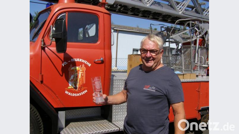 Die Glaspokale hat, wie in den vergangenen Jahren auch, Feuerwehr-Vorsitzender und Feuerwehrarzt Dr. Wolfgang Fortelny gestiftet. Bild: pz
