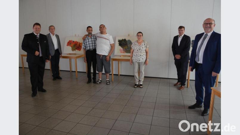 Ardijan Gash ist der erste Preisträger des diesjährigen Kunstwettbewerbs für Menschen mit geistiger Behinderung der Bezirke Oberpfalz und Niederbayern. Jetzt wurde dem Gewinner der Preis im Rahmen einer Feierstunde überreicht. Von links Bürgermeister Stefan Grillmeier, Einrichtungsleiter Dr. Karl G. Kick, Vater Imer, Sieger Ardijan und Mutter Shemsija Gash, KJF-Direktor Michael Eibl und Günther Lange (Zentrum Bayern Familie und Soziales). Bild: jr