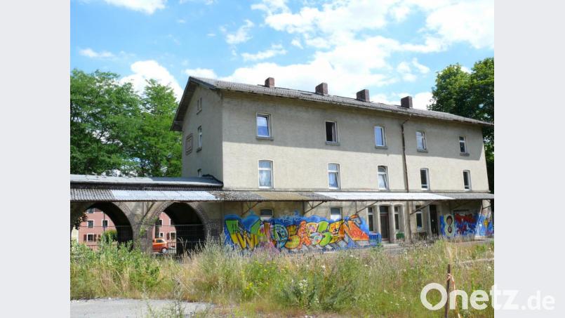 Im ehemaligen Bahnhofsgebäude in Waldsassen entsteht ein Jugendtreff. Jetzt haben Mitglieder des Jugendstadtrats mit den Vorarbeiten begonnen. Bild: kgg
