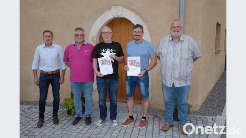 Von links Dritter Bürgermeister Mathias Huger, SG- Vorsitzender Günther Eichenseher, Thomas Gölnder, Arpad Deak, Abteilungsleiter Peter Meyer. Bild: pop