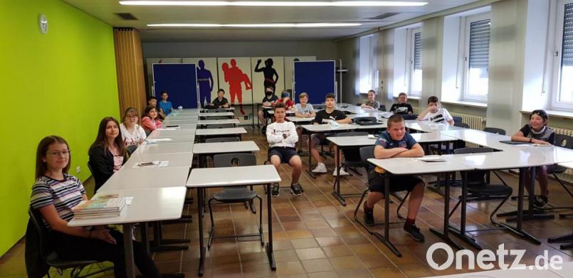 Die 6. Jahrgangsstufe der Wirtschaftsschule Weiden erhält ihre Zeugnisse. Die Schüler des &quot;Modellversuchs&quot; schnitten zum Großteil besser ab. Bild: Sonja Messer/exb