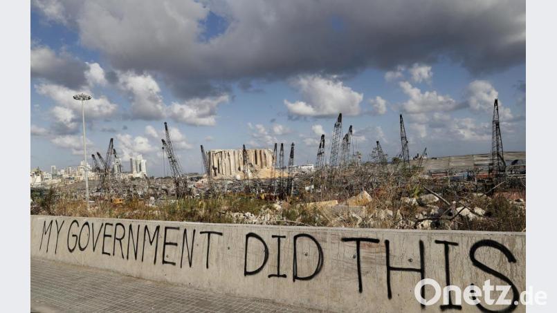 Die Worte «My Government Did This» («Meine Regierung hat das getan») stehen an einer Mauer am Hafen, Tage nach der schweren Explosion. Chaos und Gewalt zwischen Sicherheitskräften und Demonstranten haben die Spannungen in der libanesischen Hauptstadt nach der verheerenden Explosion im Hafen weiter erhöht. Bild: Hussein Malla/dpa