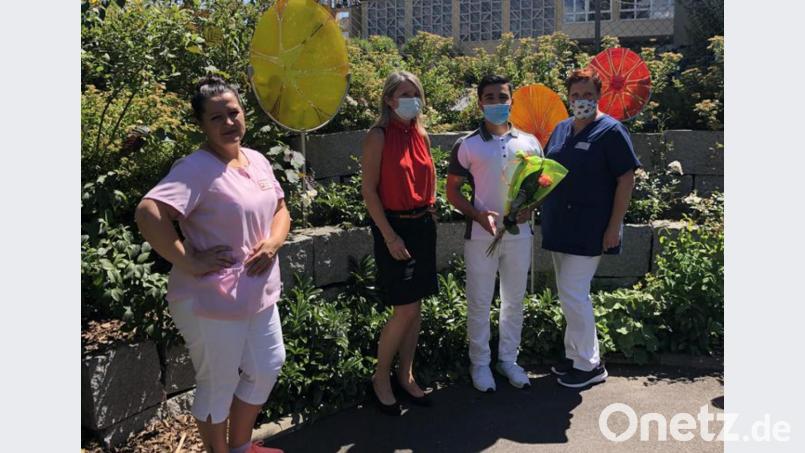 Glückwünsche zum erfolgreichen Abschluss als Altenpfleger (von links): Praxisanleiterin Franziska Freund, Heimleiterin Marina Fink, Rahin Zaiinayatullah und Pflegedienstleiterin Gabriele Eckl. Bild: exb