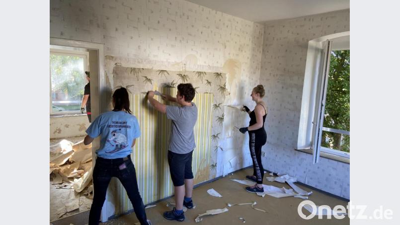 Mitglieder des Jugendstadtrats bei der Arbeit im alten Bahnhof. Dort soll bekanntlich ein Jugendtreff entstehen. Bild: Katja Bloßfeldt/exb