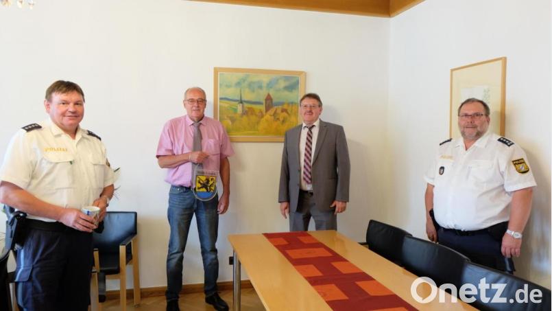 Manfred Weiß, der Leiter der Polizeidienststelle Auerbach, und Bürgermeister Hans-Martin Schertl verabschieden Polizeihauptkommissar Arno Schäffler in den Ruhestand und heießen den neuen Leiter der Polizeistation Vilseck, Karl-Heinz Schöpf (von rechts), willkommen. Bild: Stefanie Gradl