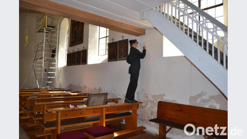 Umfangreiche Untersuchungen von Rissen und Putzen führte Diplom-Restauratorin Cathrin Limmer aus Regensburg in der Dorfkirche Burgtreswitz durch. Bild: gi