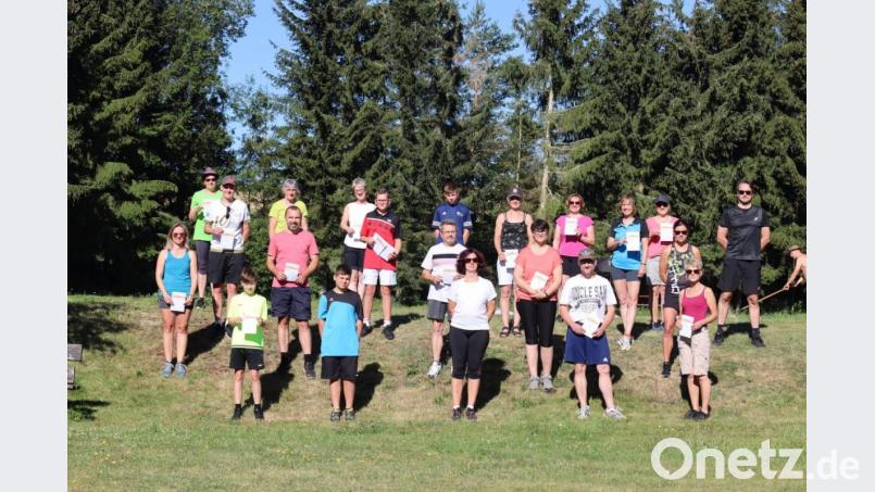 Beim TSV Pechbrunn-Groschlattengrün sind dieses Jahr 37 Sportabzeichen erfolgreich absolviert. am Sportplatz des TuS Mitterteich wurden die einzelnen Abzeichen von TSV-Vorsitzender Doris Reiß (erste Reihe rechts) verliehen. Bild: jr
