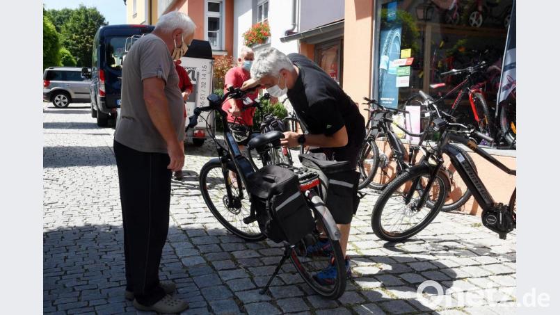 Martin Eckl (rechts) hat alle Hände voll zu tun. Neben Verkaufsgesprächen warten zahlreiche kleinere oder größere Reparaturanfragen auf ihn. Bild: Gabi Schönberger