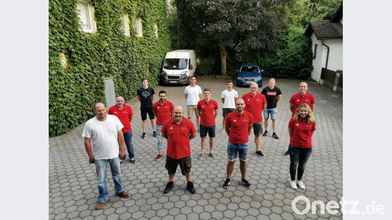 Zweiter Bürgermeister Thomas Kleber (links) dankt den Bayernfans für die Aktivitäten. Bild: gz