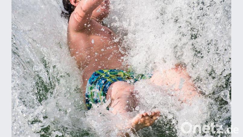 So eine Wasserrutsche macht Spaß (Symbolbild) - aber offenbar nicht jedem. Im Freibad Freudenberg war sie am Samstag Anlass zu einem handgreiflichen Streit. Symbolbild: Swen Pförtner/dpa