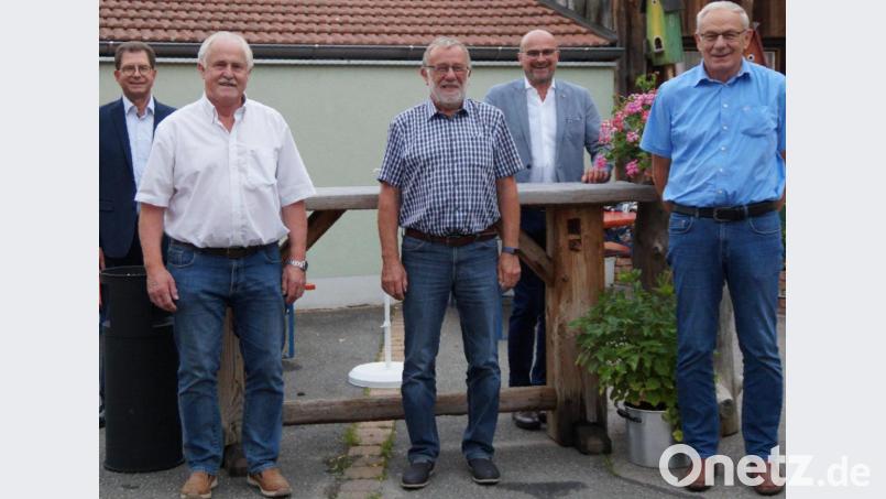 Verabschiedet wurden die bisherigen Verbandsräte (vorne, von rechts) Ludwig Walbrun, Johann Graßl und Anton Scherr. Bild: weu