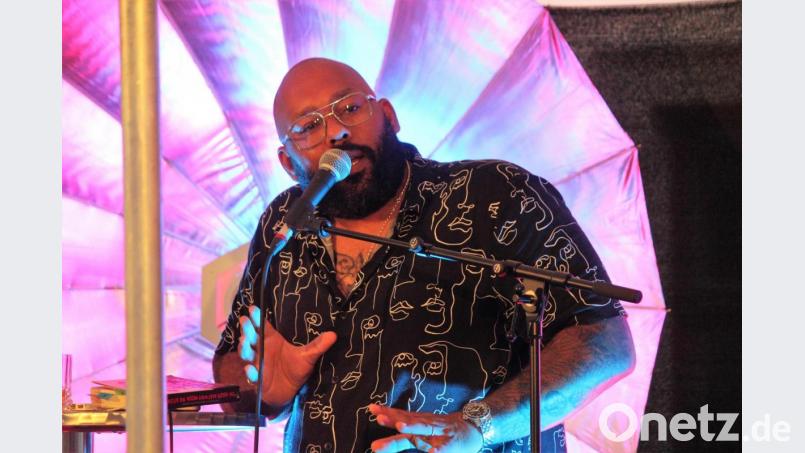 David Mayonga war am Samstagabend Gast im Innenhof der Weidener Regionalbibliothek. Sein Thema: Rassismus Bild: stg