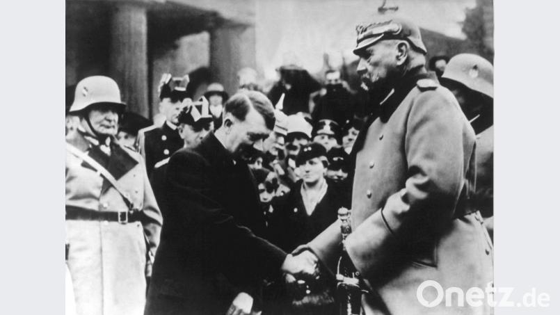 Das auf den 25. Februar 1934 datierte Foto zeigt die Begrüßung Paul von Hindenburgs (rechts) durch den Reichskanzler Adolf Hitler am «Heldengedenktag» vor der Neuen Wache, Unter den Linden. Links im Bild Hermann Göring. Archivbild: -/UPI/dpa