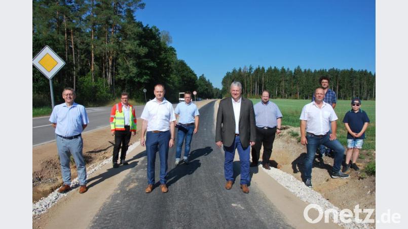 Zu einem Ortstermin trafen sich Vertreter der beteiligten Firmen und Ämter, der Gemeinde Ebermannsdorf und des Landkreises, unter ihnen (ab Zweiter von links) Stefan Noll vom Staatlichen Bauamt, Ebermannsdorfs Bürgermeister Erich Meidinger und (Fünfter von links) Landrat Richard Reisinger . Bild: gsp