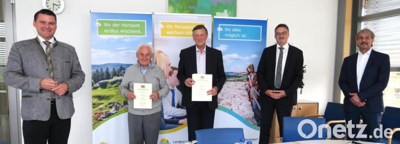 Landrat Thomas Ebeling, Bürgermeister Hans Prechtl und Vermessungsdirektor Wilfried Knaut ehrten die langjährigen Feldgeschworenen Josef Ettl (Zweiter von links) und Franz Sorgenfrei (Mitte). Bild: Hirsch