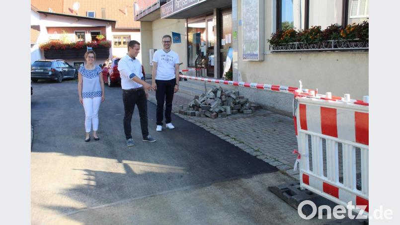 Bürgermeister Wolfgang Söllner(Mitte) beim Besichtigen der renovierten Straßen, hier in der Dorfmitte, mit Bauamtsleiter Achim Scherm und Katrin Bayer von der Bauverwaltung. Bild: soj