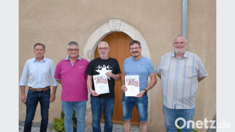 Die Tischtennisabteilung der SG Schmidmühlen ehrt langjährige Mitglieder (von links): Dritter Bürgermeister Mathias Huger, SG- Vorsitzender Günther Eichenseher, Thomas Gölnder, Arpad Deak und Abteilungsleiter Peter Meyer. Bild: pop
