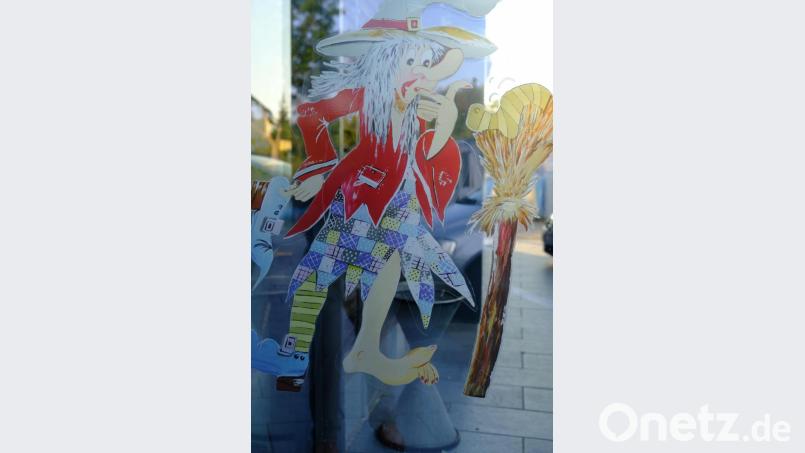 Mit dem Symbol der Hexe lädt die Stadt zum Besuch des Hexenhäusls ein, das auch eine Info-Stelle für den Naturpark und den Geopark Bayern-Böhmen beherbergt. Bild: do