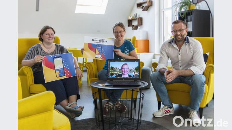Die Initiatoren der Aktionswoche zur Grenzöffnung, von links Christina Ponader, Doris Kick und Christian Walter von der C3 Marketingagentur; zu sehen auf dem Bildschirm Dr. Jennifer Scheffler. Bild: Landratsamt Tirschenreuth/exb