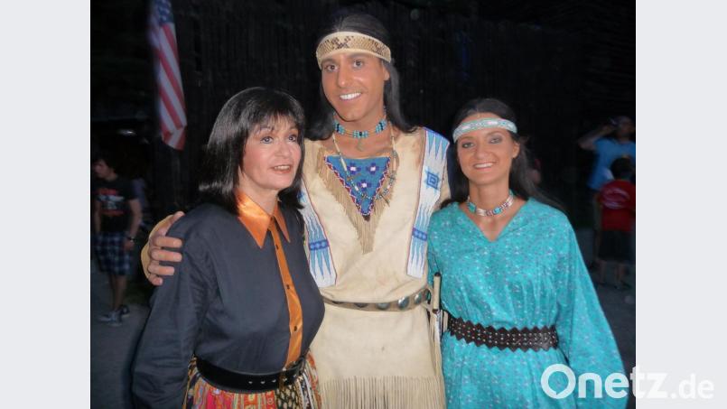 Marie Versini mit Winnetou-Darsteller Matthias M. und Cordula Schön aus Weiden als Stargast bei den Süddeutschen Karl-May-Festspielen. Archivbild: Kunz