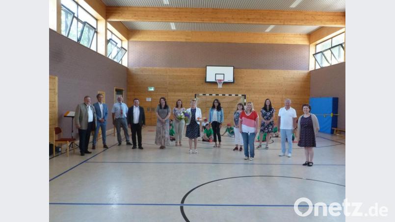Die stellvertretende Leiterin der Bärnauer Grundschule, Marianne Schmidt, geht in den Ruhestand. Bei der Abschiedsfeier durfte sich die beliebte Pädagogin über viele Dankesworte und Geschenke freuen. Bild: Grundschule Bärnau/exb