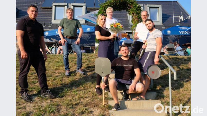 Bürgermeister Marcus Gradl, Stellvertreter Karl Lorenz, Kulturbeauftragter Michael König und Stadträtin Sabine Schultes freuen sich mit dem &quot;Al-Mare-Team&quot; über die Wiedereröffnung des &quot;Hexenhäusls&quot;. Bild: do