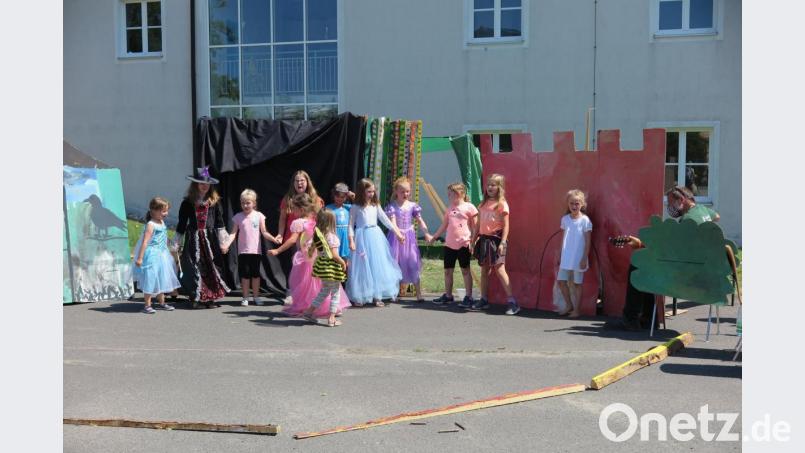 Viel Spaß hatten die Kinder bei der Aufführung des Mini-Musicals „Der verzauberte Wald“. Bild: jzk