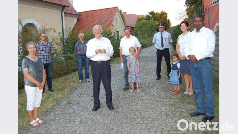 Pfarrer Franz Winklmann (vorne Mitte) feiert sein 50-jähriges Priesterjubiläum. Es gratulieren unter anderen Pfarrer Pennoraj Tharmakkan (vorne rechts), Monika Baumgardt (vorne links), Tanja Bösl (Zweite von rechts) und der Kirchendemenreuther Bürgermeiser Gerhard Kellner. Bild: sm