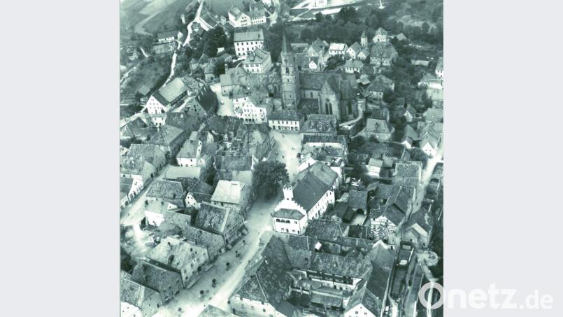 Blick auf die Nabburger Altstadt mit dem Rathaus und der Kirche St. Johannes. Repro: Raphael Haubelt/exb