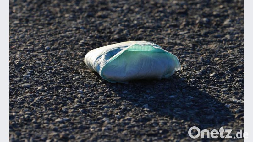 Eine weggeworfene volle Babywindel liegt auf einem Parkplatz. Bild: Karl-Josef Hildenbrand/dpa