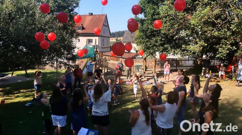 Zeichen des Abschieds vom Kinderhaus Sankt Marien waren die roten Luftballons, die langsam nach oben entschwanden. Bild: wro
