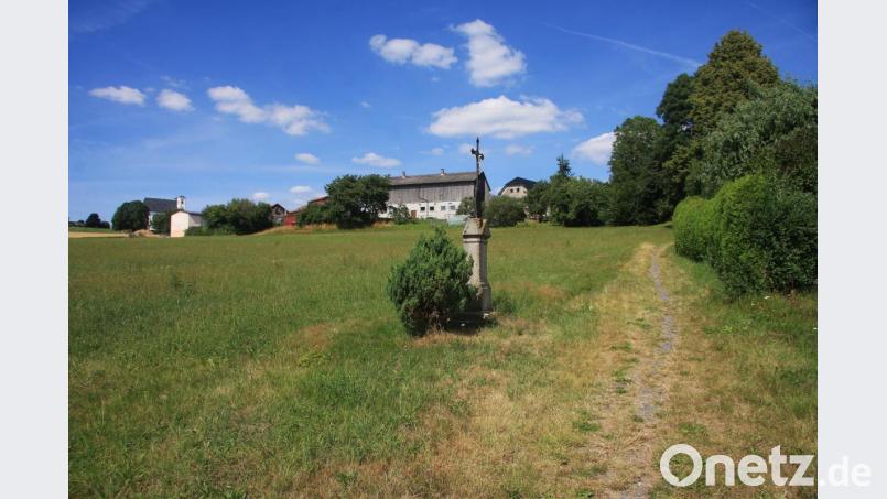 Der „Schremsgassl“ genannte Fußweg verbindet die Marienstraße mit dem Ortsteil Niederreuth. Der schmale Pfad ist Eigentum der Marktgemeinde Fuchsmühl. Mit der Aufwertung des Weges sei aber heuer nicht mehr zu rechnen, informierte Bürgermeister Braun. Bild: wro