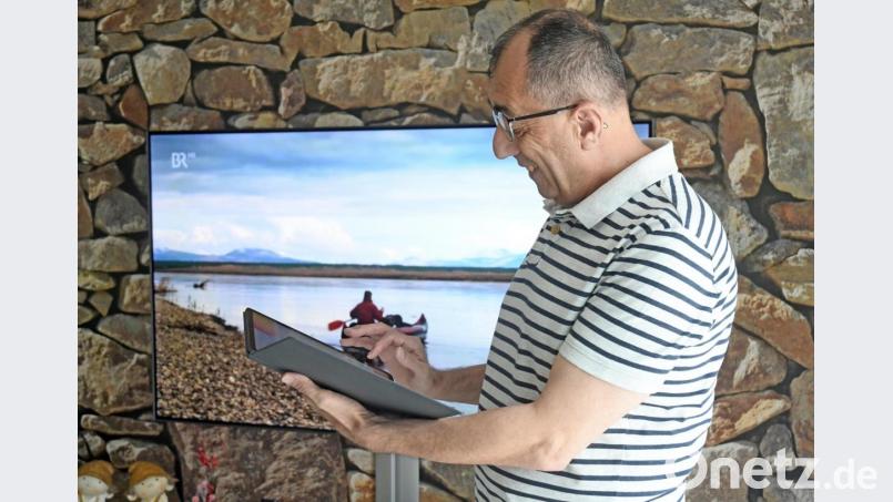 Abdullah Ugur ist zufrieden. Dank der Intervention von Oberpfalz-Medien erhält er von Vodafone die zu viel gezahlten Beiträge für seinen Fernsehanschluss wieder zurück. Nach seinem ersten Anruf kam nur das Tablet, das er in Händen hält, doch der TV-Vertrag wurde nicht verlängert. Bild: Gabi Schönberger