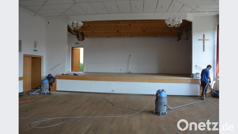 Der Parkettboden im Tillensaal in Bad Neualbenreuth wird zurzeit erneuert. Bild: jr