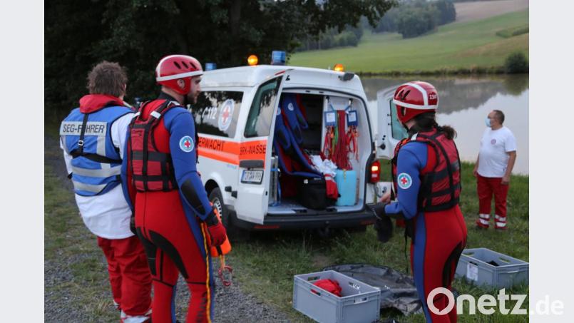Auch die Wasserwacht rückte an. Bild: Roland Wellenhoefer