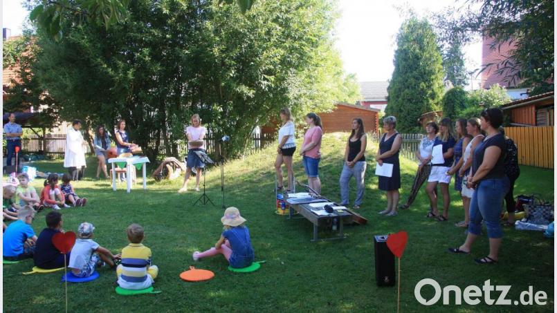 Den Abschiedsgottesdienst leitete Pfarrer Joseph (2. von links). Im Namen des Elternbeirates bedankte sich Vorsitzende Stefanie Müller, für die geleistete Betreuung, die die Erzieherinnen den Kindern zuteil werden ließen. Bild: wro