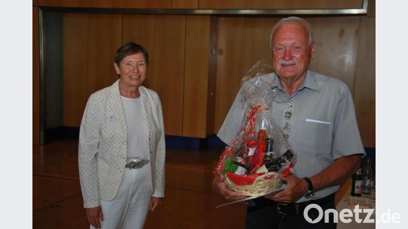 Geschäftsführerin Dagmar Kierner ehrt Kurt Spies für 50 Jahre Mitgliedschaft. Bild: gsp