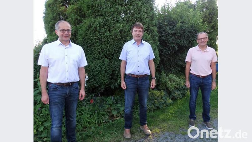 Bürgermeister Roman Schäffler (links) und Martin Graser (rechts) von der Verwaltung gratulierten Ortssprecher Hans Reindl zur Wiederwahl. Bild: hl