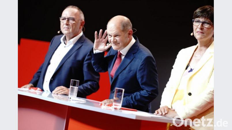 Olaf Scholz (SPD, Mitte) vernimmt den Ruf der Kanzlerkandidatur nur zu gern. Die Stimmung der SPD-Chefs Saskia Esken und Norbert Walter-Borjans ist gespalten. Bild: Kay Nietfeld/dpa
