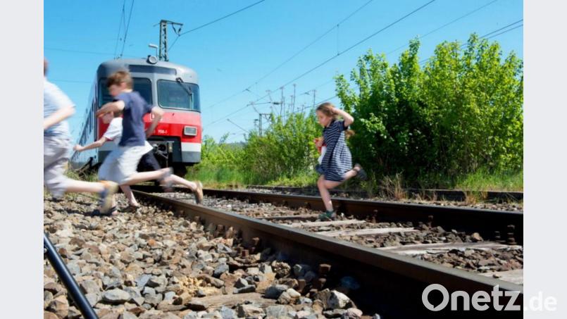 "Bahnübergänge sind kein Abenteuerspielplatz", mahnt die Bundespolizei Weiden. Symbolbild: Bundespolizei/exb
