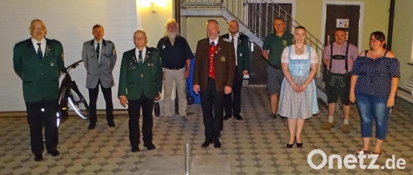 Gauschützenmeister Wolfgang Weiß (links) führt den Oberpfälzer Nordgau weiter an und hat einen agilen Vorstand hinter sich. Bild: Dobmeier