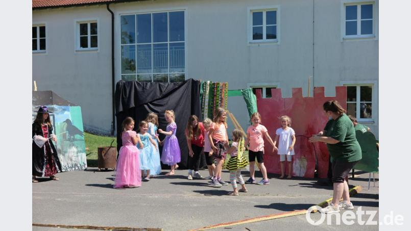 Viel Spaß hatten die Kinder bei der Aufführung des Mini-Musicals „Der verzauberte Wald“. Bild: jzk